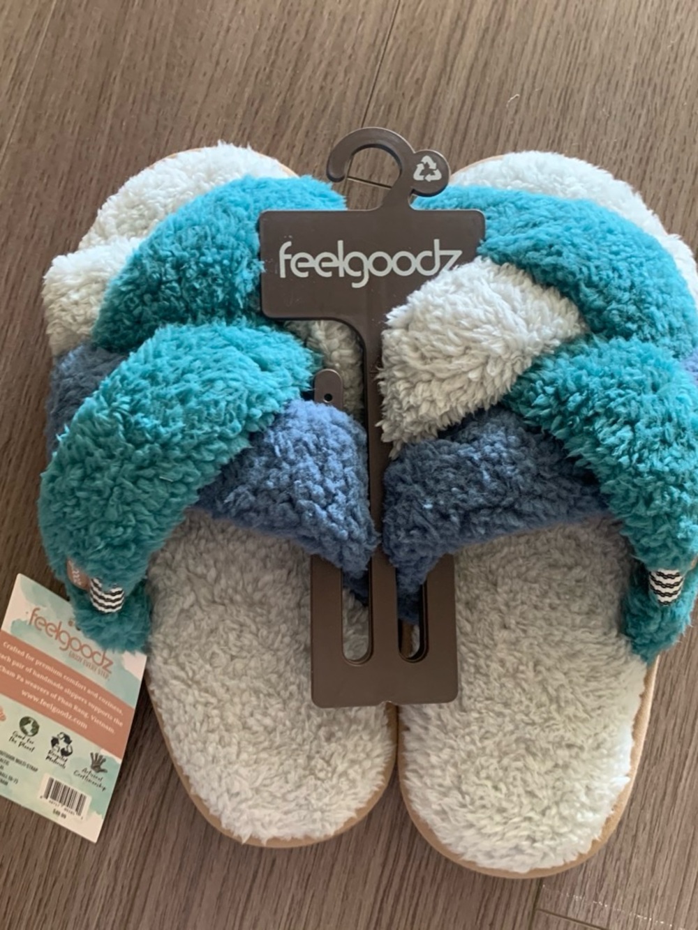 Feelgoodz Women’s Plush Teal & Light Gray Crisscross Flip Slippers